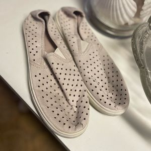 Tan madden girl flag slip on tennis shoes.